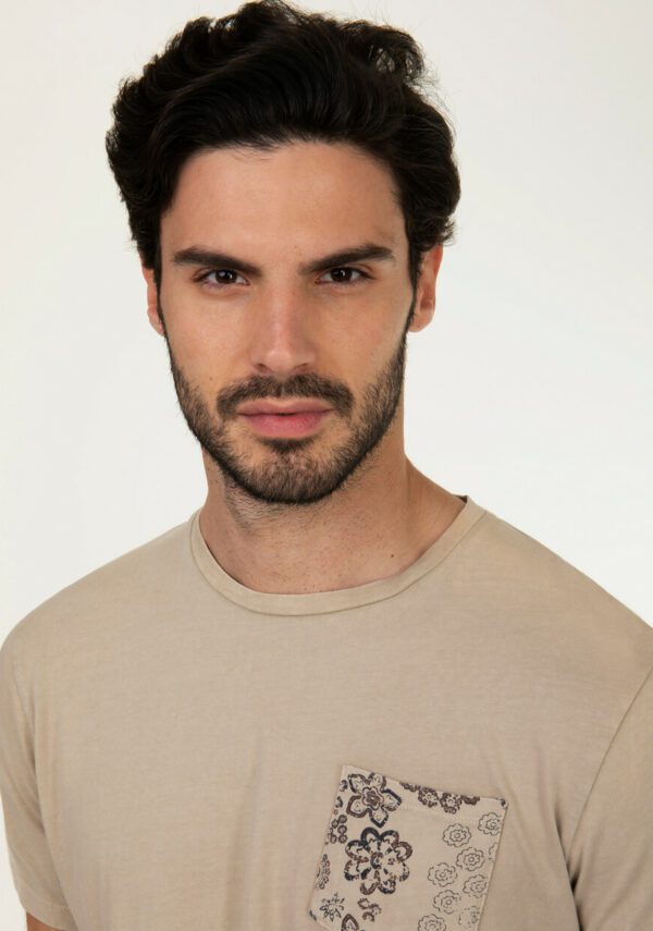 T-shirt  girocollo con taschino