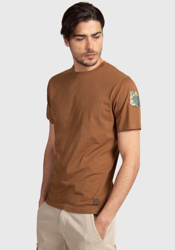 T-shirt taschino su manica